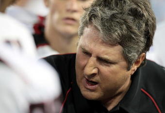 HOUSTON - SEPTEMBER 26:Head coach Mike Leach of the Texas Tech Red Raiders gives instructions to his defense against the Houston Cougars  at Robertson Stadium on September 26, 2009 in Houston, Texas.  (Photo by Thomas B. Shea/Getty Images)