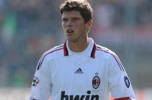 BERGAMO, ITALY - OCTOBER 04:  Klas Jan Huntelaar of AC Milan looks during the Serie A match between Atalanta BC and AC Milan at Stadio Atleti Azzurri d'Italia on October 04, 2009 in Bergamo, Italy.  (Photo by Valerio Pennicino/Getty Images)