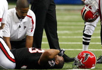 ATLANTA - NOVEMBER 29:  Michael Turner #33 of the Atlanta Falcons lay on the field after being injured against the Tampa Bay Buccaneers at Georgia Dome on November 29, 2009 in Atlanta, Georgia.  (Photo by Kevin C. Cox/Getty Images)