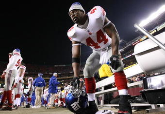 LANDOVER, MD - DECEMBER 21:  Ahmad Bradshaw #44 of the New York Giants keeps himself warm during their game against the Washington Redskins on December 21, 2009 at Fedex Field in Landover, Maryland.  (Photo by Al Bello/Getty Images)