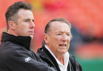 KANSAS CITY, MO - DECEMBER 25:  Quarterback Rich Gannon stands with Oakland Raiders owner Al Davis prior to the game against the Kansas City Chiefs at Arrowhead Field on December 25, 2004 in Kansas City, Missouri.  The Chiefs defeated the Raiders 31-30.  (Photo by Jamie Squire/Getty Images)