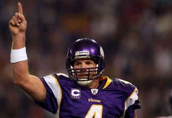 MINNEAPOLIS - JANUARY 03:  Brett Favre #4 of the Minnesota Vikings celebrates a touchdown in the second quarter against the New York Giants on January 3, 2010 at Hubert H. Humphrey Metrodome in Minneapolis, Minnesota.  (Photo by Elsa/Getty Images)