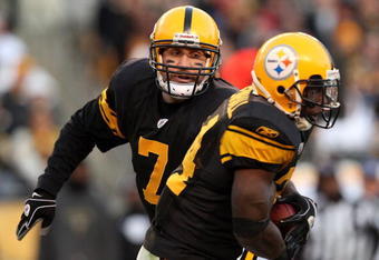 PITTSBURGH - DECEMBER 27:  Ben Roethlisberger #7 hands off to Rashard Mendenhall #34 of the Pittsburgh Steelers during the game against the Baltimore Ravens at Heinz Field on December 27, 2009 in Pittsburgh, Pennsylvania.  Pittsburgh won the game, 23-20. (Photo by Karl Walter/Getty Images)
