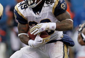 CHICAGO - DECEMBER 06: Steven Jackson #39 of the St. Louis Rams runs against the Chicago Bears at Soldier Field on December 6, 2009 in Chicago, Illinois. The Bears defeated the Rams 17-9. (Photo by Jonathan Daniel/Getty Images)