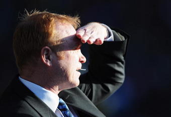 BIRMINGHAM, ENGLAND - DECEMBER 26:  Alex McLeish, Manager of Birmingham City looks on during the Barclays Premier League match between Birmingham City and Chelsea at St. Andrew's Stadium on December 26, 2009 in Birmingham, England.  (Photo by Clive Mason/Getty Images)