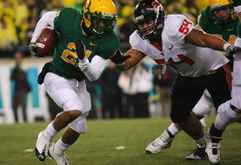 EUGENE, OR - DECEMBER 03:  Running back LaMichael James #21 of the Oregon Ducks rushes with the ball past tackle Stephen Paea #54 of the Oregon State Beavers at Autzen Stadium on December 3, 2009 in Eugene, Oregon.  (Photo by Tom Hauck/Getty Images)