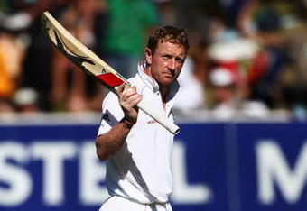 CAPE TOWN, SOUTH AFRICA - JANUARY 07:  Paul Collingwood of England acknowledges the crowd after losing his wicket to Jean-Paul Duminy of South Africa for 40 runs when he was caught out by Jacques Kallis of South Africa during day five of the third test match between South Africa and England at Newlands Cricket Ground on January 7, 2010 in Cape Town, South Africa.  (Photo by Paul Gilham/Getty Images)