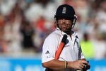 CAPE TOWN, SOUTH AFRICA - JANUARY 07:  Ian Bell of England looks dejected as he walks off after losing his wicket to Morne Morkel of South Africa when he was caught out by Graeme Smith for 78 runs during day five of the third test match between South Africa and England at Newlands Cricket Ground on January 7, 2010 in Cape Town, South Africa.  (Photo by Paul Gilham/Getty Images)