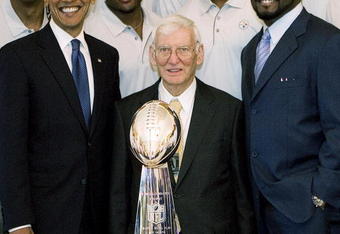 WASHINGTON  - MAY 21:  U.S. President Barack Obama (L) poses with Pittsburgh Steelers Chairman Dan Rooney (C) and Head Coach Mike Tomlin (R) during a picture with the 2009 NFL Super Bowl champion Pittsburgh Steelers in the East Room of the White House May 21, 2009 in Washington, DC.  (Photo by Aude Guerrucci-Pool/Getty Images)
