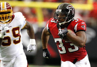 ATLANTA - NOVEMBER 08:  Michael Turner #33 of the Atlanta Falcons rushes upfield past London Fletcher #59 of the Washington Redskins at Georgia Dome on November 8, 2009 in Atlanta, Georgia.  (Photo by Kevin C. Cox/Getty Images)
