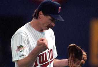 MINNEAPOLIS - OCTOBER 1991:  Pitcher Jack Morris #47 of the Minnesota Twins pumps his fist during the 1991 World Series game against the Atlanta Braves in October of 1991 at the Metrodome in Minneapolis, Minnesota.  (Photo by Rick Stewart/Getty Images)