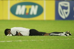 ACCRA, GHANA - FEBRUARY 10:  Carlos Kameni of Cameroon shows his disappointment after his team's 0-1 defeat at the end of the AFCON Final match between Cameroon and Egypt at the Ohene Djan Stadium in Accra, Ghana.  (Photo by Lee Warren/Gallo Images/Getty Images)