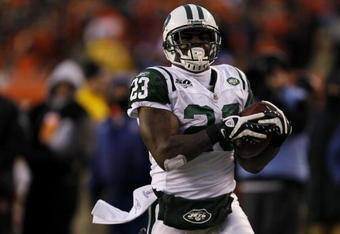 CINCINNATI - JANUARY 9:  Shonn Greene #23 of the New York Jets runs for a 39-yard touchdown in the first half against the Cincinnati Bengals during the 2010 AFC wild-card playoff game at Paul Brown Stadium on January 9, 2010 in Cincinnati, Ohio. (Photo by Jonathan Daniel/Getty Images)
