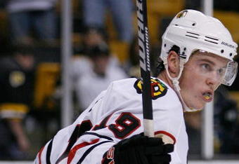 BOSTON - JANUARY 07:  Jonathan Toews #19 of the Chicago Blackhawks celebrates teammate Patrick Kane's goal in the third period against the Boston Bruins on January 7, 2010 at the TD Garden in Boston, Massachusetts. The Blackhawks defeated the Bruins 5-2.  (Photo by Elsa/Getty Images)