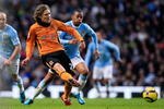 MANCHESTER, ENGLAND - NOVEMBER 28: Jimmy Bullard of Hull City controls the ball ahead of Robinho of Manchester City during the Barclays Premier League match between Manchester City and Hull City at the City of Manchester Stadium on November 28, 2009 in Manchester, England. (Photo by Jed Leicester/Getty Images)