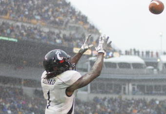 PITTSBURGH - DECEMBER 05:  Mardy Gilyard #1 of the Cincinnati Bearcats catches a two point conversion against the University of Pittsburgh Panthers on December 5, 2009 at Heinz Field in Pittsburgh, Pennsylvania.  (Photo by Jared Wickerham/Getty Images)