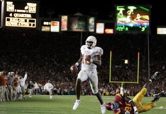 PASADENA, CA - JANUARY 04:  Vince Young #10 of the Texas Longhorns runs past Frostee Rucker #90 of the USC Trojans to score a touchdown and put the Longhorns up by one in the final moments of the BCS National Championship Rose Bowl Game at the Rose Bowl on January 4, 2006 in Pasadena, California.  Texas defeated USC 41-38.  (Photo by Harry How/Getty Images)