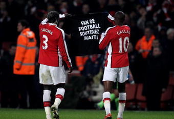 LONDON, ENGLAND - JANUARY 20:  William Gallas of Arsenal (R) and Bacary Sagna of Arsenal hold a shirt in relation to the Haiti earthquake during the Barclays Premier League match between Arsenal and Bolton Wanderers at The Emirates Stadium on January 20, 2010 in London, England.  (Photo by Julian Finney/Getty Images)