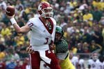 EUGENE, OR - OCTOBER 13:  Alex Brink #10 of the Washington State Cougars is pressured by Nick Reed #49 of the Oregon Ducks at Autzen Stadium October 13, 2007 in Eugene, Oregon.  (Photo by Jonathan Ferrey/Getty Images)