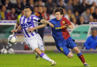 VALLADOLID, SPAIN - APRIL 04: Lionel Messi (R) of Barcelona is disposessed by Alberto Marcos of Valladolid during the La Liga match between Valladolid and Barcelona at the Jose Zorrilla stadium on April 4, 2009 in Valladolid, Spain.  (Photo by Denis Doyle/Getty Images)