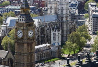 LONDON, ENGLAND - APRIL 26:  Competitors run past Big Ben during the 2009 Flora London Marathon on April 26, 2009 in London, England.  (Photo by Paul Gilham/Getty Images)