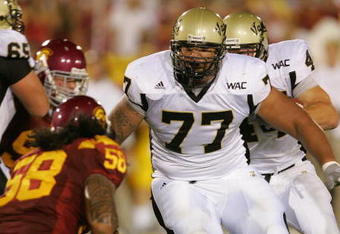 LOS ANGELES - SEPTEMBER 1:  Idaho guard Mike Iupati #77 leads block against USC at the Los Angeles Memorial Coliseum on September 1, 2007 in Los Angeles, California. The Vandals were defeated by the top-ranked Trojans won 38-10. (Photo by Kevin Terrell/Getty Images)