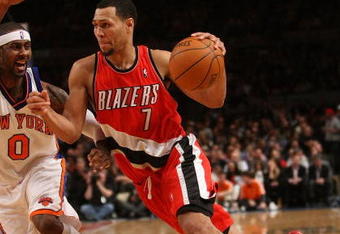 NEW YORK - DECEMBER 07:  Brandon Roy #7 of the Portland Trail Blazers drives to the basket against Larry Hughes #0 of the New York Knicks at Madison Square Garden on December 7, 2009 in New York, New York. NOTE TO USER: User expressly acknowledges and agrees that, by downloading and/or using this Photograph, user is consenting to the terms and conditions of the Getty Images License Agreement.  (Photo by Nick Laham/Getty Images)