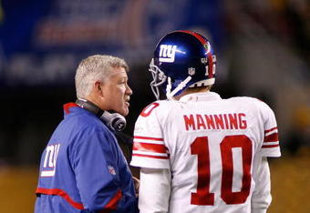 PITTSBURGH - OCTOBER 26:  Eli Manning #10 and Kevin Gilbride, offensive coordinator of the New York Giants talk during a timeout against the Pittsburgh Steelers on October 26, 2008 at Heinz Field in Pittsburgh, Pennsylvania.  (Photo by Rick Stewart/Getty Images)