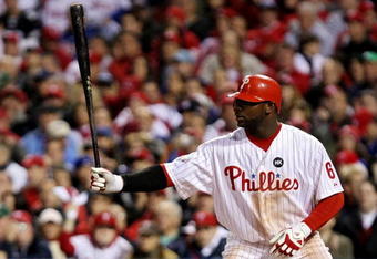 PHILADELPHIA - NOVEMBER 01:  Ryan Howard #6 of the Philadelphia Phillies gets set to bat against the New York Yankees in Game Four of the 2009 MLB World Series at Citizens Bank Park on November 1, 2009 in Philadelphia, Pennsylvania.  (Photo by Al Bello/Getty Images)