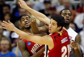 KANSAS CITY, MO - MARCH 21:   Tyreke Evans #12 of the Memphis Tigers makes a pass play against Greivis Vasquez #21 in the second half during the second round of the NCAA Division I Men's Basketball Tournament at the Sprint Center on March 21, 2009 in Kansas City, Missouri.  (Photo by Jamie Squire/Getty Images)