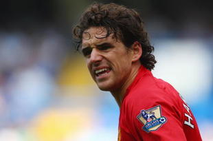LONDON - SEPTEMBER 21:  Owen Hargreaves of Manchester United looks on during the Barclays Premier League match between Chelsea and Manchester United at Stamford Bridge on September 21, 2008 in London, England.  (Photo by Mike Hewitt/Getty Images)