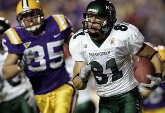 BATON ROUGE, LA - OCTOBER 29:  Johnny Quinn #81 of North Texas avoids a tackle by Luke Sanders #35 of Louisiana State University  at Tiger Stadium on October 29, 2005 in Baton Rouge, Louisiana.  (Photo by Chris Graythen/Getty Images) 