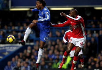 LONDON, ENGLAND - FEBRUARY 07:  Didier Drogba of Chelsea and William Gallas of Arsenal battle for the ball during the Barclays Premier League match between Chelsea and Arsenal at Stamford Bridge on February 7, 2010 in London, England.  (Photo by Paul Gilham/Getty Images)
