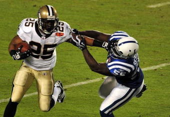 MIAMI GARDENS, FL - FEBRUARY 07: Reggie Bush #25 of the New Orleans Saints runs with the ball against  Clint Session #55 of the Indianapolis Colts during Super Bowl XLIV on February 7, 2010 at Sun Life Stadium in Miami Gardens, Florida.  (Photo by Larry French/Getty Images)