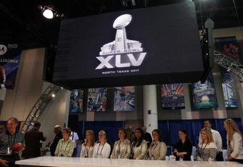 FORT LAUDERDALE, FL - FEBRUARY 04:  Former NFL quarterback Roger Staubach (L) and the North Texas Super Bowl committee unveil the new Super Bowl logo during a press conference held at the Fort Lauderdale Convention Center as part of media week for Super Bowl XLIV on February 4, 2010 in Fort Lauderdale, Florida.  (Photo by Elsa/Getty Images)