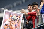 ARLINGTON, TX - JANUARY 19:  A fan holds a flag of Manny Pacquiao during a press conference at Cowboys Stadium on January 19, 2010 in Arlington, Texas.  (Photo by Ronald Martinez/Getty Images)
