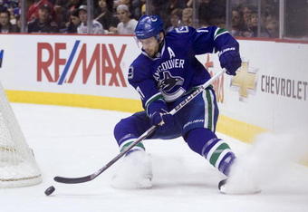 VANCOUVER, CANADA - JANUARY 7: Ryan Kesler #17 of the Vancouver Canucks changes direction while skating behind the net during the NHL game against the Phoenix Coyotes on January 07, 2010 at General Motors Place in Vancouver, British Columbia, Canada.  (Photo by Rich Lam/Getty Images)
