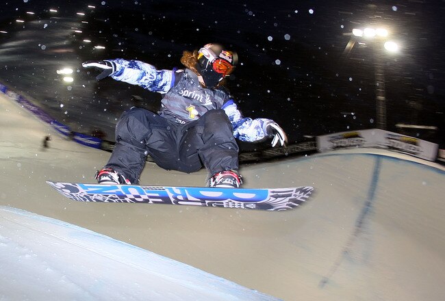 PARK CITY, UT - JANUARY 23:  Shaun White drops into the halfpipe as he went on to victory in the US Snowboarding Grand Prix on January 23, 2010 in Park City, Utah.  (Photo by Doug Pensinger/Getty Images)