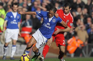 LIVERPOOL, ENGLAND - FEBRUARY 06:   Steven Pienaar of Everton battles for the ball with Javier Mascherano of Liverpool during the Barclays Premier League match between Liverpool and Everton at Anfield on February 6, 2010 in Liverpool, England. (Photo by Hamish Blair/Getty Images)
