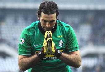 TURIN, ITALY - FEBRUARY 14:  Gianluigi Buffon of Juventus FC celebrates victory after the Serie A match between Juventus FC and Genoa CFC at Stadio Olimpico on February 14, 2010 in Turin, Italy.  (Photo by Valerio Pennicino/Getty Images)