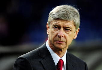 PORTO, PORTUGAL - FEBRUARY 17:  Arsenal manager Arsene Wenger looks on prior to the UEFA Champions League last 16 first leg match between FC Porto and Arsenal at the Estadio Do Dragao on February 17, 2010 in Porto, Portugal.  (Photo by Mike Hewitt/Getty Images)