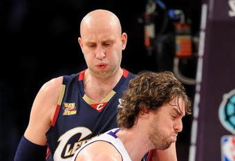 LOS ANGELES, CA - DECEMBER 25:  Pau Gasol #16 of the Los Angeles Lakers drives to the basket against Zydrunas Ilgauskas #11 of the Cleveland Cavaliers at Staples Center on December 25, 2009 in Los Angeles, California. NOTE TO USER: User expressly acknowledges and agrees that, by downloading and or using this photograph, User is consenting to the terms and conditions of the Getty Images License Agreement.  (Photo by Lisa Blumenfeld/Getty Images)