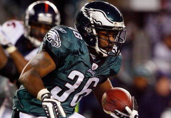 PHILADELPHIA - DECEMBER 27:  Brian Westbrook #36 of the Philadelphia Eagles runs the ball against the Denver Broncos on December 27, 2009 at Lincoln Financial Field in Philadelphia, Pennsylvania. The Eagles defeated the Broncos 30-27.  (Photo by Jim McIsaac/Getty Images)