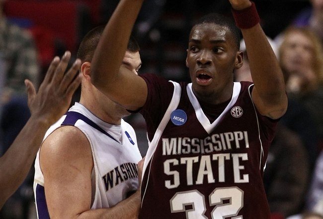 PORTLAND, OR - MARCH 19:  Jarvis Varnado #32 of the Mississippi State Bulldogs looks to pass the ball as he is covered by Jon Brockman #40 during the first round of the NCAA Division I Men's Basketball Tournament at the Rose Garden on March 19, 2009 in Portland, Oregon.  (Photo by Jonathan Ferrey/Getty Images)
