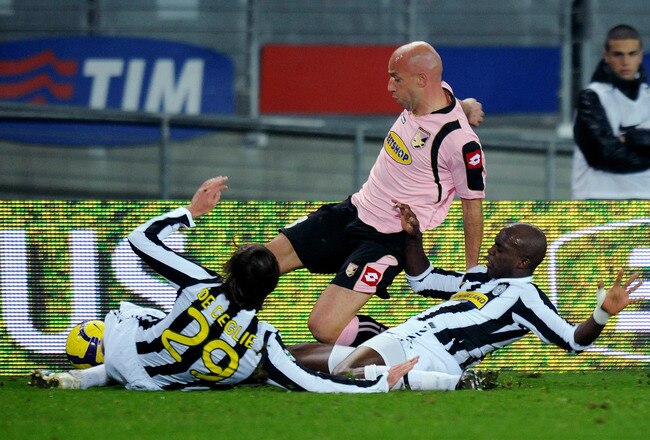 TURIN, ITALY - FEBRUARY 28: Giulio Migliaccio (C) of Palermo is challenged by Paolo De Ceglie (L) and Mohammed Sissoko of Juventus during the Serie A match between Juventus and Palermo at Stadio Olimpico di Torino on February 28, 2010 in Turin, Italy.  (Photo by Tullio M. Puglia/Getty Images)