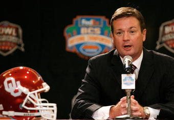 FORT LAUDERDALE, FL - JANUARY 07:  Head coach Bob Stoops of the Oklahoma Sooners speaks during the FedEx BCS Head Coaches Press Conference at Harbor Beach Marriott Resort & Spa on January 7, 2009 in Fort Lauderdale, Florida.  (Photo by Doug Benc/Getty Images)