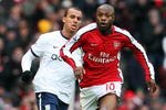 LONDON, ENGLAND - DECEMBER 27:  William Gallas of Arsenal battles for the ball with Gabriel Agbonlahor of Aston Villa during the Barclays Premier League match between Arsenal and Aston Villa at the Emirates Stadium on December 27, 2009 in London, England.  (Photo by David Cannon/Getty Images)