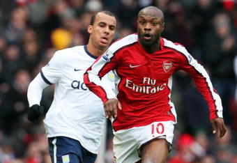 LONDON, ENGLAND - DECEMBER 27:  William Gallas of Arsenal battles for the ball with Gabriel Agbonlahor of Aston Villa during the Barclays Premier League match between Arsenal and Aston Villa at the Emirates Stadium on December 27, 2009 in London, England.  (Photo by David Cannon/Getty Images)