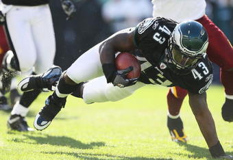 PHILADELPHIA - NOVEMBER 29: Leonard Weaver #43  of the Philadelphia Eagles runs with the ball against the Washington Redskins during their game at Lincoln Financial Field on November 29, 2009 in Philadelphia, Pennsylvania.  (Photo by Al Bello/Getty Images)