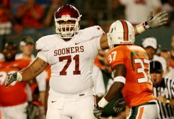 MIAMI GARDENS, FL - OCTOBER 3:  Offensive linesman Trent Williams #71 of the Oklahoma Sooners signals first down on a fake field goal attempt by Jarrett Brown #81 during the game on October 3, 2009 at Landshark Stadium in Miami Gardens, Florida. (Photo by Doug Benc/Getty Images)